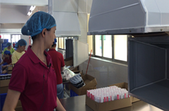 how to avoid dust failing into packaging tube